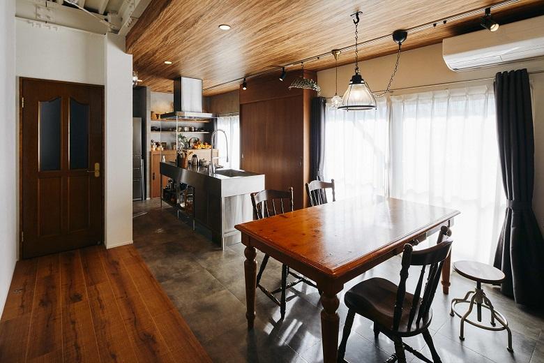 キッチンダイニングスペースはリビングスペースと床や天井を貼り分けて、緩やかに空間を仕切っています。