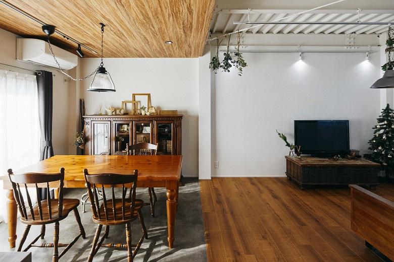 リビング側は天井を無機質に、床を木材に、ダイニング側は天井を木材に、床を無機質に。
