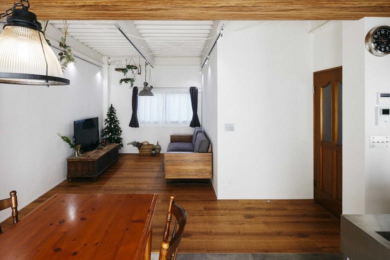 鉄骨天井が見えるようにあえて、リビング天井は現しに。トグルスイッチや照明など、金属素材を上手く取り入れたデザインに仕上がっています。