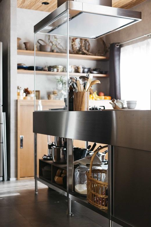 必要最低限の機能で構成されたシンプルなデザインのキッチンで、スッキリと洗練された印象を感じさせます。