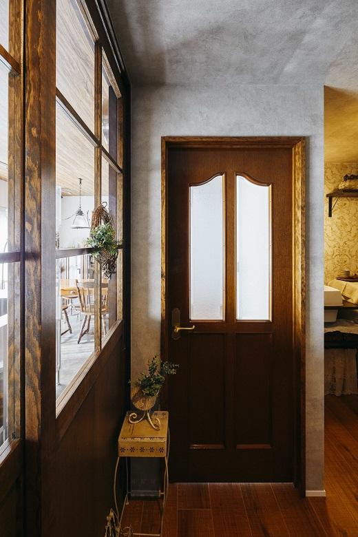 ホールはLDKとは異なり、全体的にグレーの色味に統一しています。