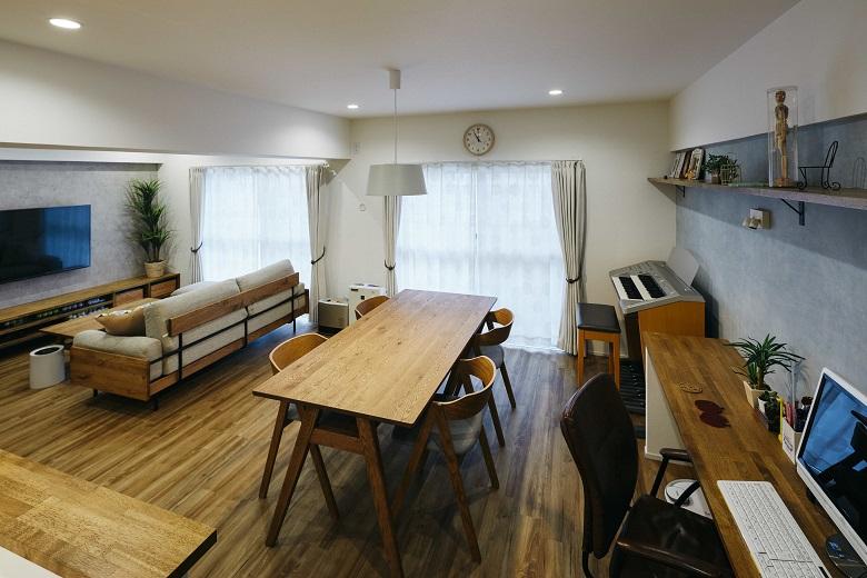 造作棚や家具、床の木材は色味を統一し、落ち着いて寛げる空間に。