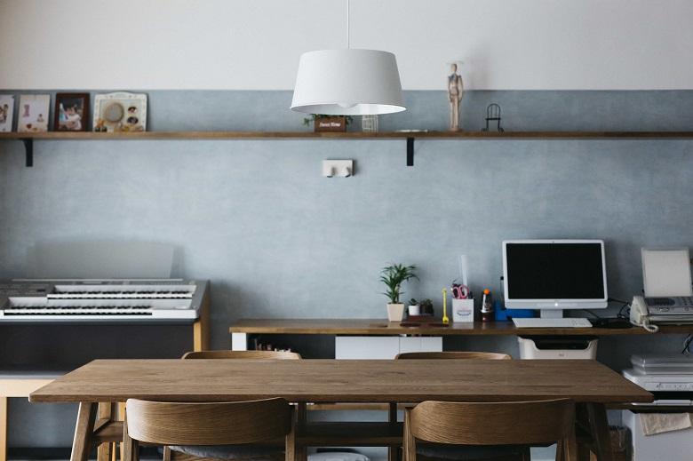 寒色系のアクセントクロスでクールな印象に。壁面に造作された作業台はPC作業や家事をしやすくする便利なスペース。