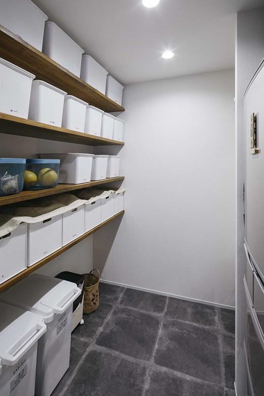 キッチンに隣接したパントリー。日用品や食料をたくさん収納できる。