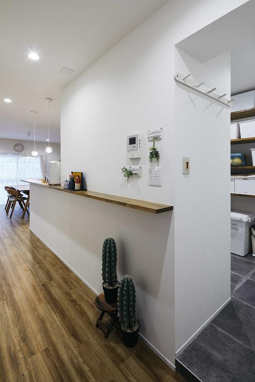 キッチンへはパントリー側からもアクセスできる回遊型の間取りに。