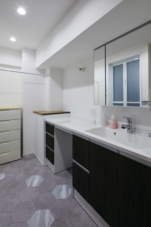 広く使い勝手の良い洗面化粧台。洗面の隣のスペースでは化粧だけでなく、洗濯物を畳んだり、アイロンをかけたりもできる。