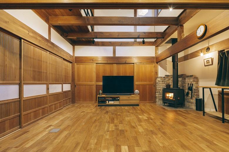 大きな吹き抜けと薪ストーブのあるリビング。