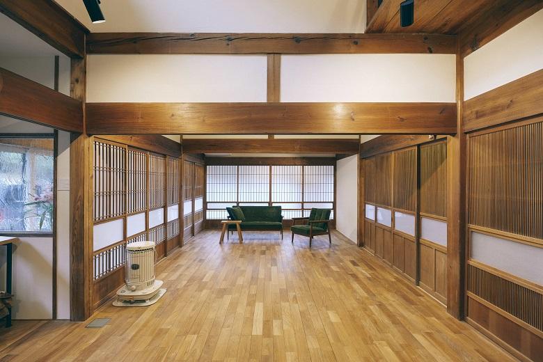 もともと和室2部屋と仏間があったスペースを、大きく開放的なリビングにリノベーションしました。