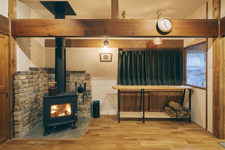 リビングの一角には薪ストーブを設置。薪ストーブは暖かさを与えるためだけでなく、現代的なデザインのアクセントにもなっています。