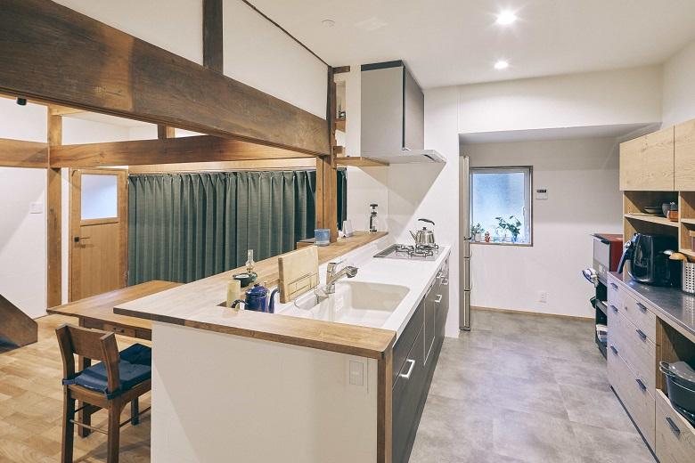 現代的で清潔感のあるキッチン。キッチンの奥にはパントリーも設計されており、収納力も抜群です。