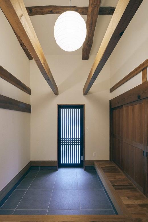 屋根裏の梁を現しにした玄関。現しにしたことで天井高があがり、開放的になりました。