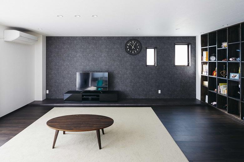 LDKの一角には造作棚を配置。お気に入りの小物のディスプレイや本の収納にも活躍します。