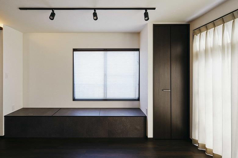 LDKには小上がりスペースと収納も設置。小上がりスペースは腰かけるスペースとしてだけでなく、洗濯物を畳んだり、家事スペースとしても使えます。