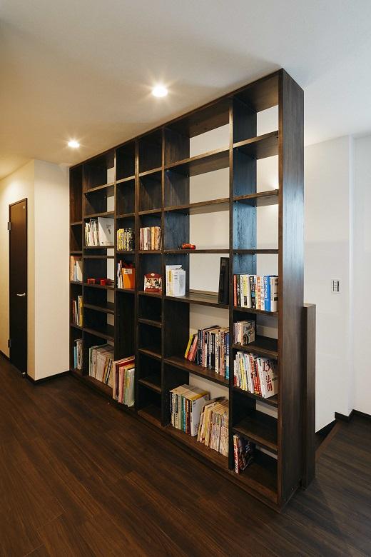 3階の廊下スペースにも造作本棚を設置しました。