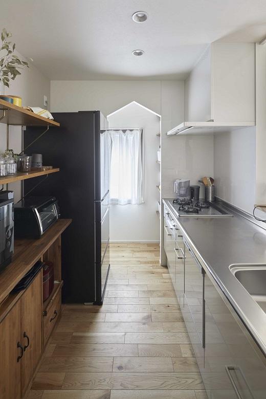 キッチン横にはパントリーを設計。パントリー内にある窓は換気ができるだけでなく、自然光を取り込むことができるのも嬉しいポイント。