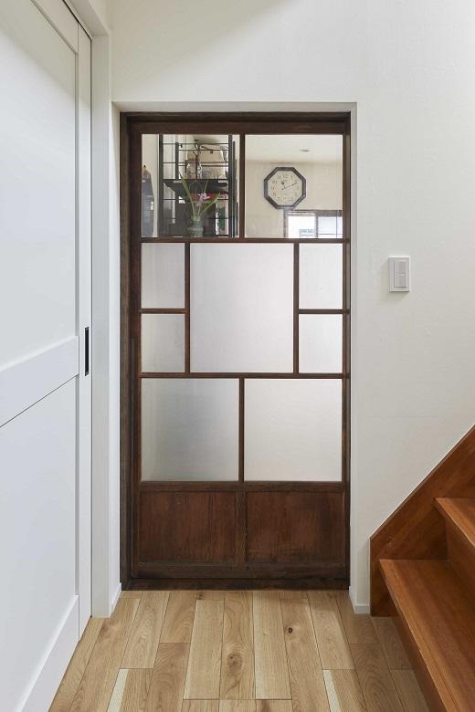 和室への入り口は施主様購入の建具。現場で建具に合わせて枠などを造作しました。