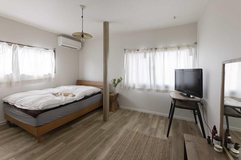 現しの柱とフローリングや家具の色を合わせることで、柱が空間に調和して見えます。