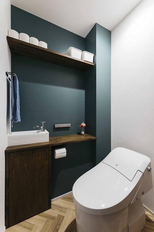 トイレの床はヘリンボーン貼りに。