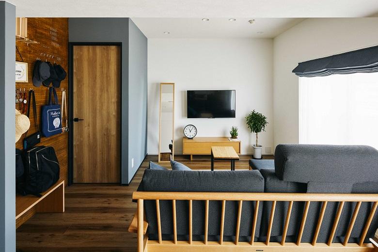 左側のドアはWICに繋がっており、まとまった収納スペースを確保できています。