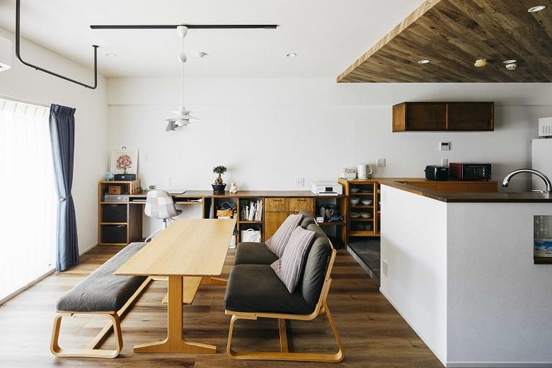 ダイニング側の壁面には造作ワークスペース。収納棚と机の役割を果たしています。