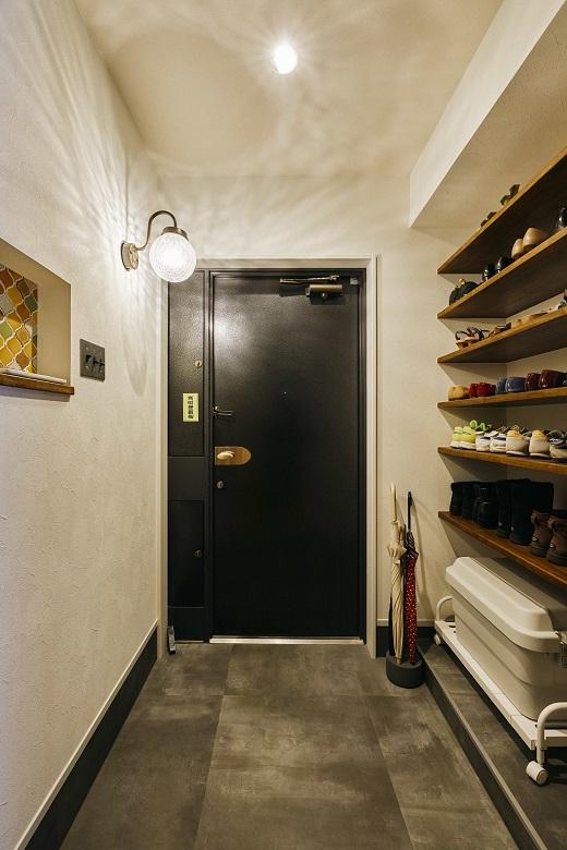 玄関土間は少し広めに設計し、木製の固定棚をオープンに設置して、デザイン性と使い勝手の両面をバランスよく反映しました。