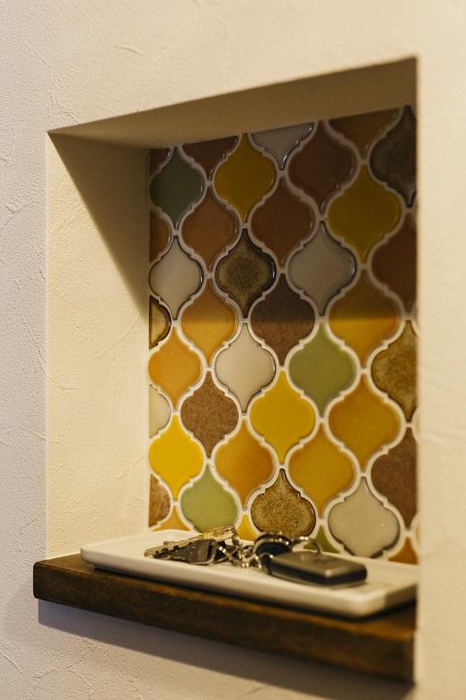 玄関にはニッチを造作し、タイルを貼った。鍵や小物を置くスペースとしても活用可能。