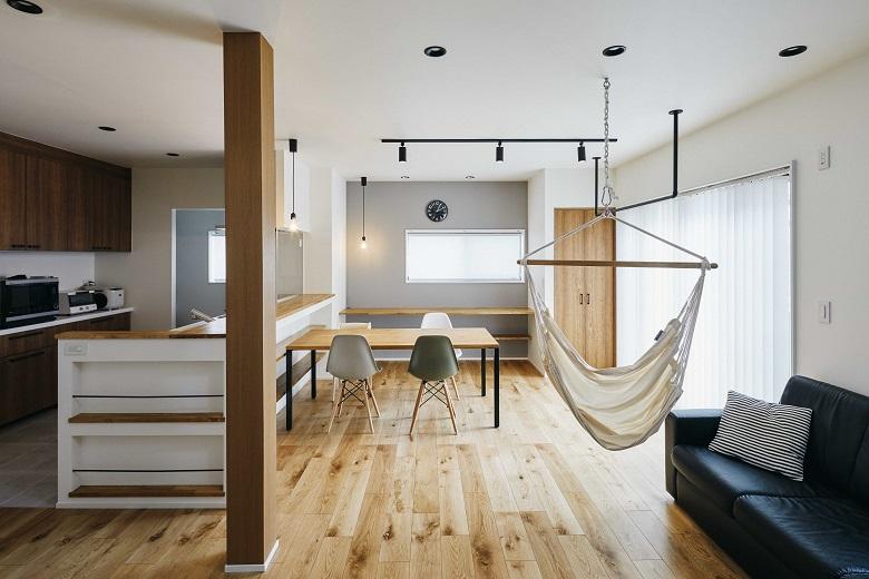 無垢の床材が柔らかく、優しい印象を与えるLDK。シンプルにまとめあげた空間の中にはリノベーション・暮らしやすさの工夫が詰め込まれています。