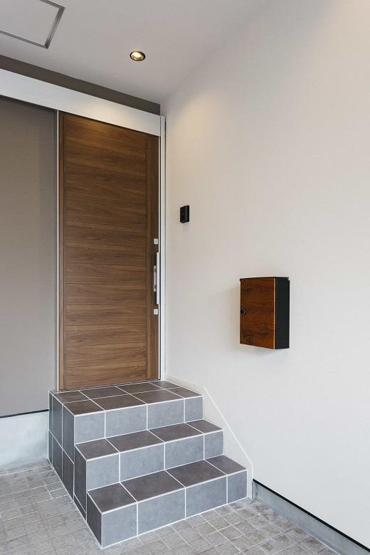 もともと事務所だったスペースをインナーガレージにリノベーション。子世帯用の玄関もインナーガレージ内に用意されています。