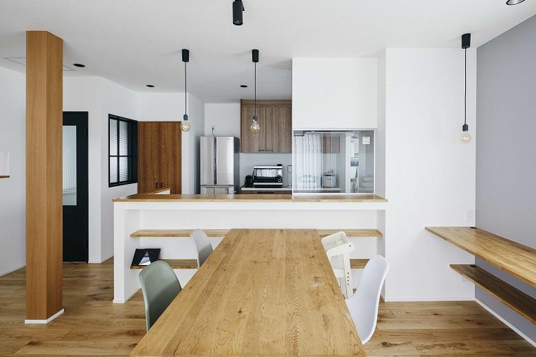 キッチンの腰壁には造作棚を取り付け、お気に入りの本や小物を飾れるようにしました。