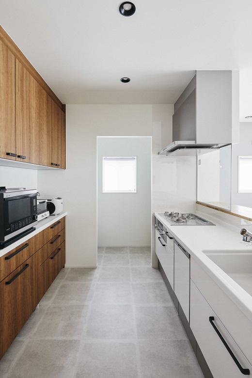 キッチンはリビングダイニングとは異なる床材を採用。奥にはパントリーもあり、収納力抜群です。