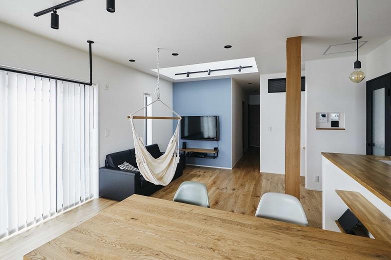 壁の一部には淡いブルーのアクセントクロスを用い、爽やかさを演出。遊び心を感じるハンモックチェアを設置しました。