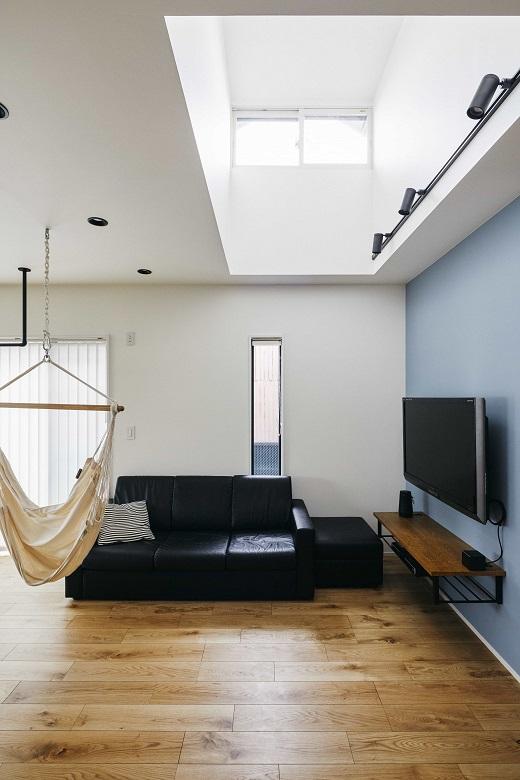 ダイニングの上部には吹抜けを設計。太陽の明るい光や優しく降り注ぎます。