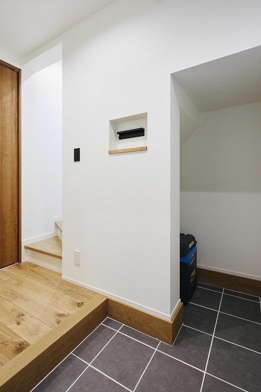 新たにつくった子世帯用の玄関。階段下のスペースは収納になっています。