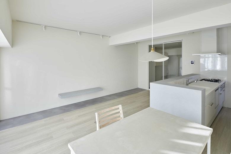 キッチンやダイニングテーブル、TVボードなどは明るめのグレーを使い空間全体に統一感を持たせました。