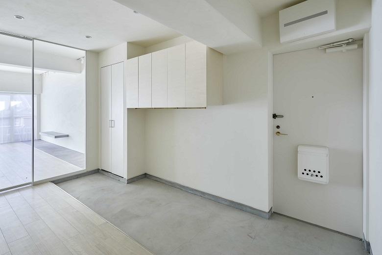 玄関には広々とした土間空間と造作の玄関収納を配置。