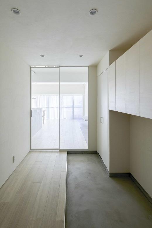 玄関とLDKを透明ガラスで仕切り、空間を広く見せる工夫を取り入れました。