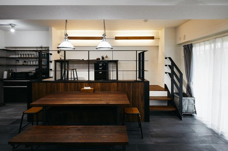 スキップフロアのアイアンの手すりや木調の腰壁がLDKのアクセントになっています。