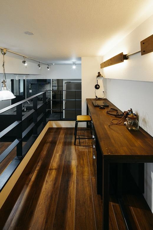 スキップフロアはホームオフィスとして活用。PC作業だけでなく読書も捗りそうな特別なスペース。