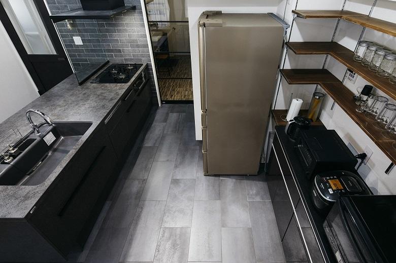 オーナー様お気に入りのキッチン(LIXIL：リシェル)に合うように空間をデザイン。