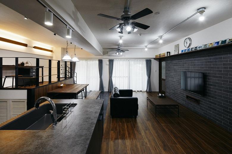 照明の配管をあえて露出させ、インダストリアルな印象も感じさせます。