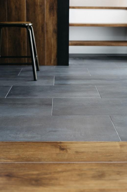 LDKの床はタイルとフローリング調のフロアタイルを巧みに貼り分けています。