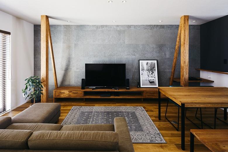 「木×セメント素材の質感が光る戸建リノベ」のリビングダイニング