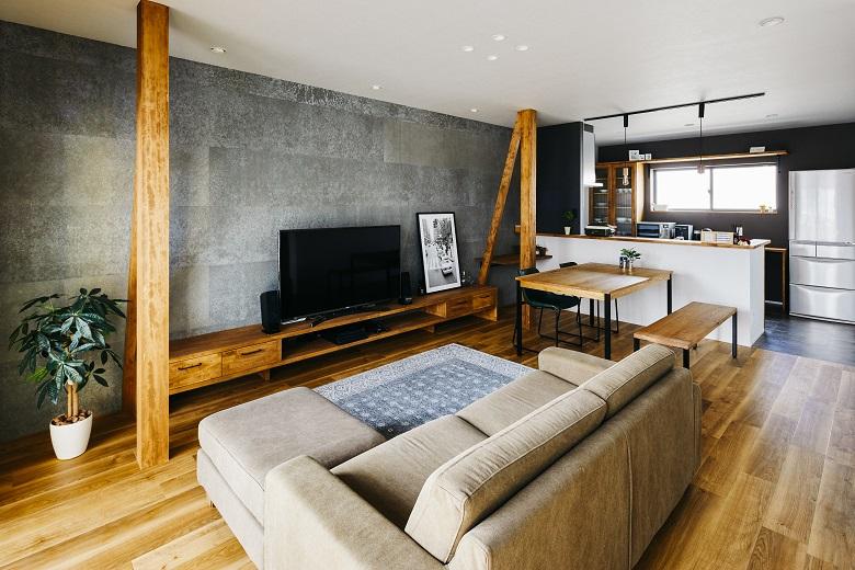 木のぬくもりとセメントの質感が美しいLDK