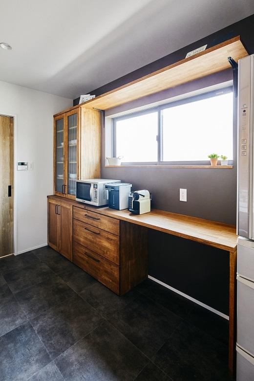 キッチンの背面収納は造作で世界にひとつ。キッチンの隣にはパントリーも併設されています