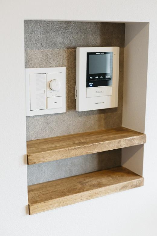ニッチの中にインターホンと照明スイッチ。下段には小物も飾れます