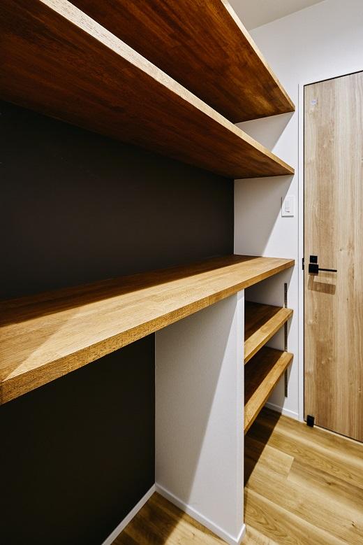 廊下に設計された収納。様々な大きさのモノを収納できます