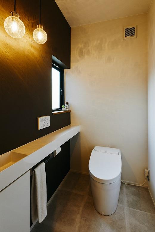 白・黒・グレーで美しくまとめたトイレ
