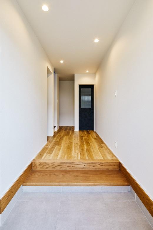 玄関土間は二段框(かまち)にし、足腰の弱い方にもやさしい造りに。