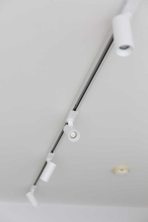 照明の一つひとつにもこだわり、シンプルテイストを崩さぬよう白い照明器具を採用した