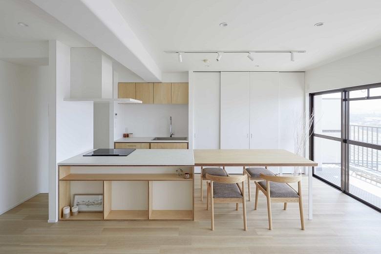 造作でダイニングテーブル一体型のアイランドキッチンに